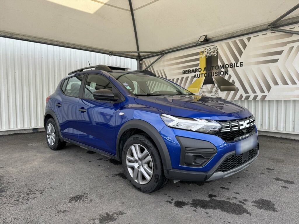 Avant droit d'une Dacia Sandero Stepway 3 Bleu