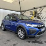 Avant droit d'une Dacia Sandero Stepway 3 Bleu