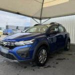 Avant gauche d'une Dacia Sandero Stepway 3 Bleu