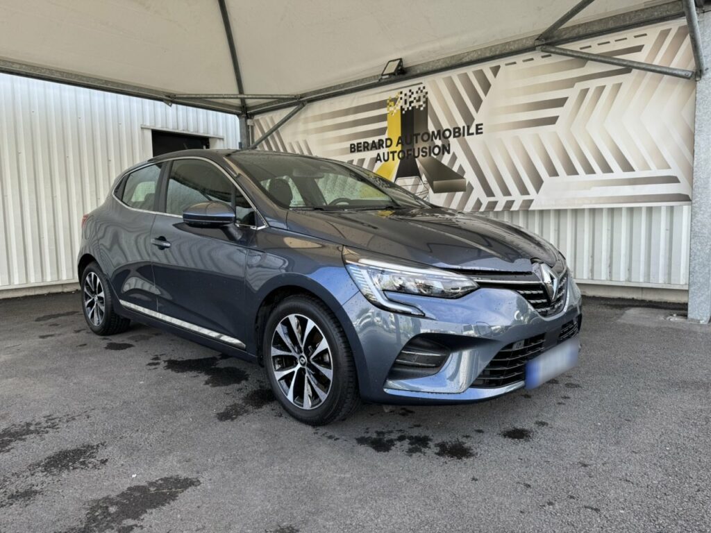 Avant droit d'une Renault Clio 5 Gris