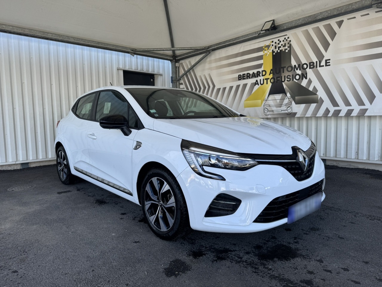 Avant droit d'une Renault Clio 5 blanc