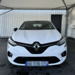 Face avant d'une Renault Clio 5 blanc