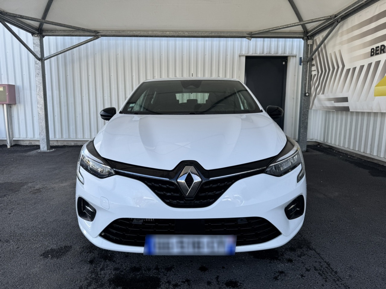 Face avant d'une Renault Clio 5 blanc