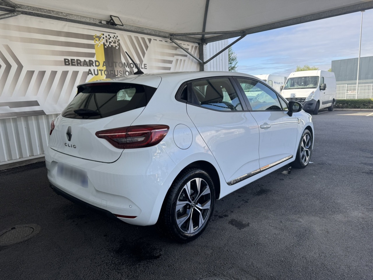 Arrière droit d'une Renault Clio 5 blanc