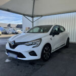 Avant gauche d'une Renault Clio 5 blanc