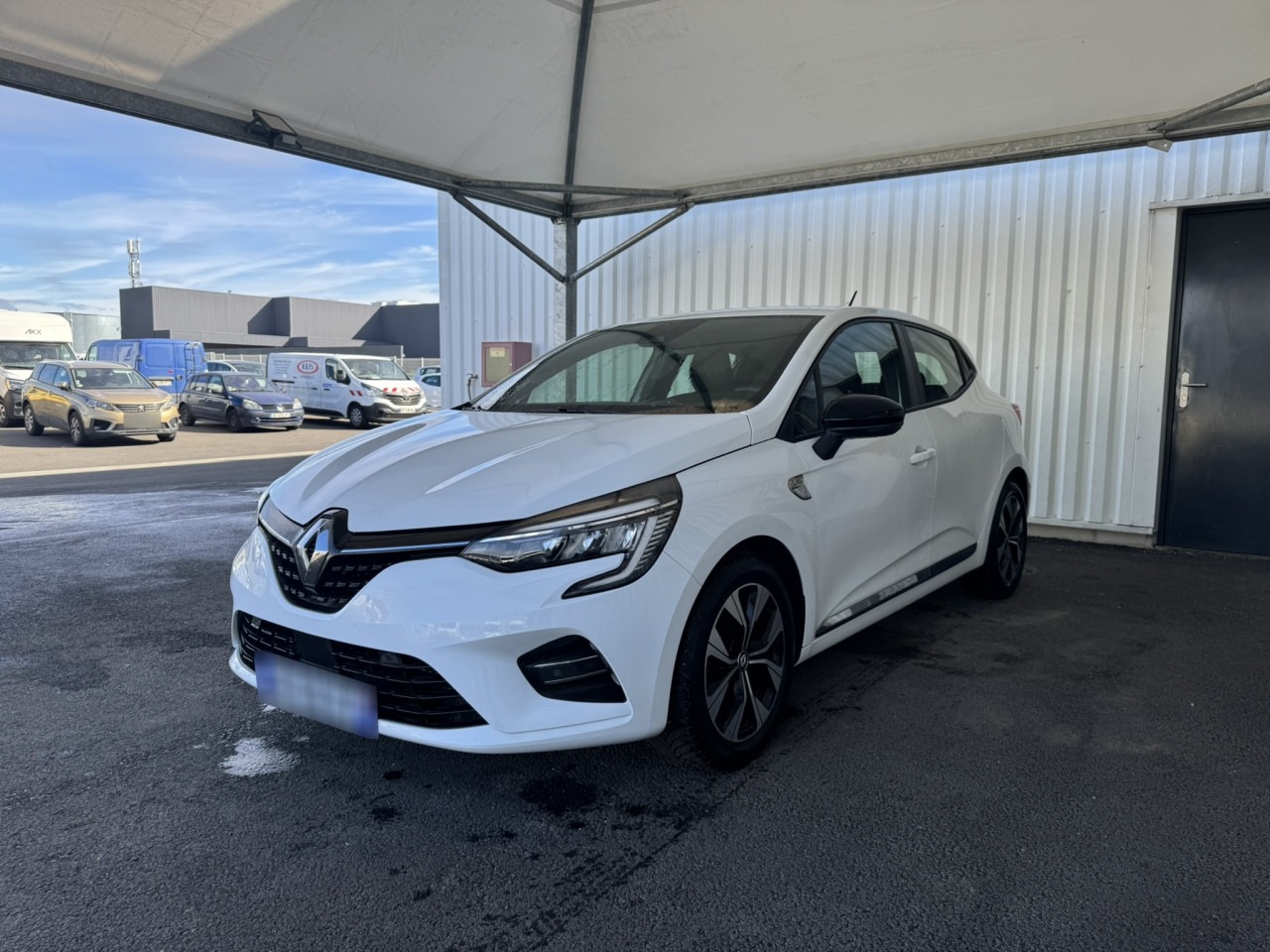 Avant gauche d'une Renault Clio 5 blanc