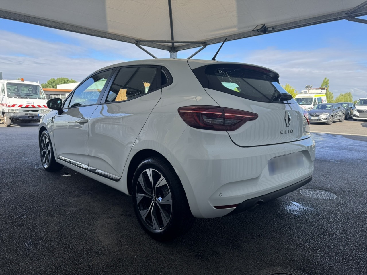 Arrière gauche d'une Renault Clio 5 blanc