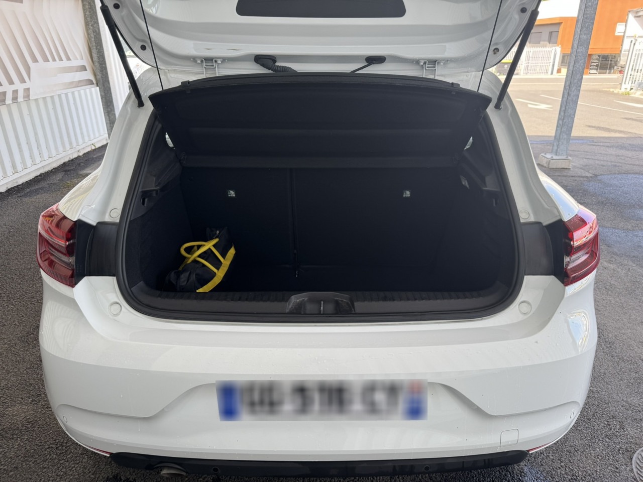 Coffre ouvert d'une Renault Clio 5 limited