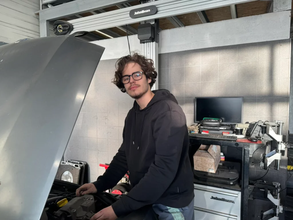Portrait d'un apprenti mécanicien effectuant une réparation dans notre garage Le Châtelet-en-Brie Renault Dacia Auto Fusion