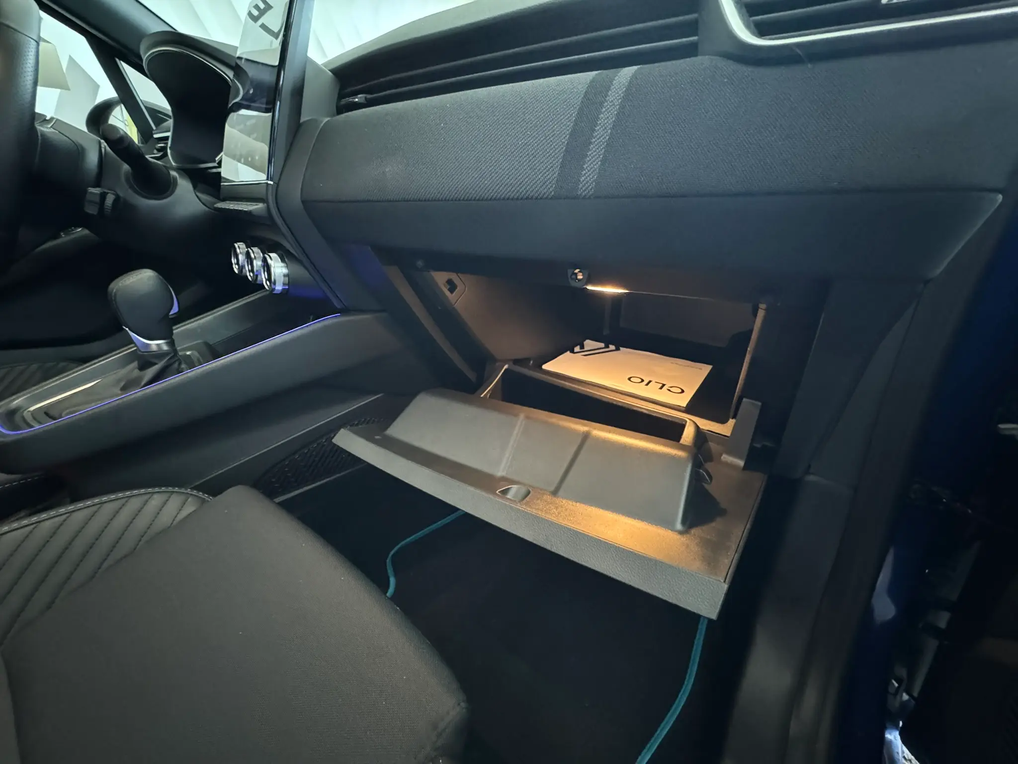 Boite à gants ouverte Renault Clio 5 Esprit Alpine E-Tech full hybrid