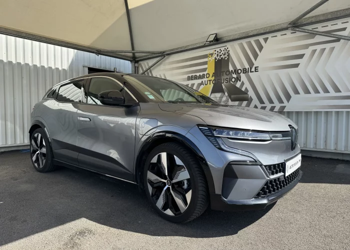 Avant droit d'une Renault Mégane E-Tech 2022