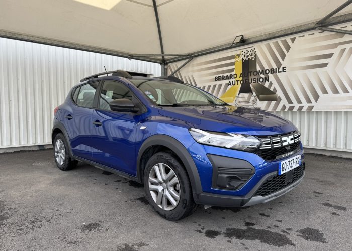 Avant droit d'une Dacia Sandero Stepway 3 Bleu