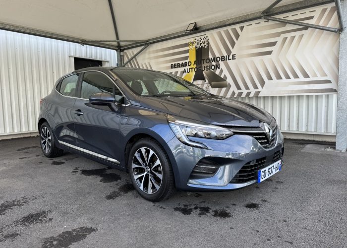 Avant droit d'une Renault Clio 5 Gris