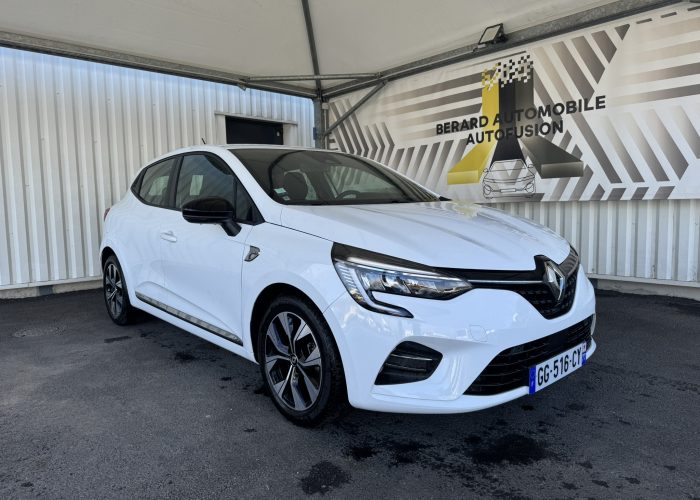 Avant droit d'une Renault Clio 5 blanc